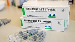 Sinopharm koronavírus elleni oltóanyag a Békés Megyei Központi Kórház Dr. Réthy Pál Tagkórházának egyik oltópontján Békéscsabán 2021. április 26-án.