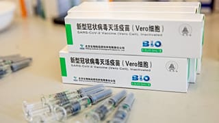 Sinopharm koronavírus elleni oltóanyag a Békés Megyei Központi Kórház Dr. Réthy Pál Tagkórházának egyik oltópontján Békéscsabán 2021. április 26-án.