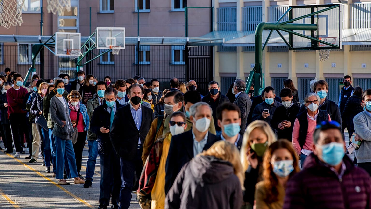 Largas colas para votar en las elecciones regionales en Madrid. 