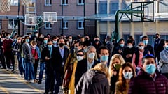 Largas colas para votar en las elecciones regionales en Madrid. 