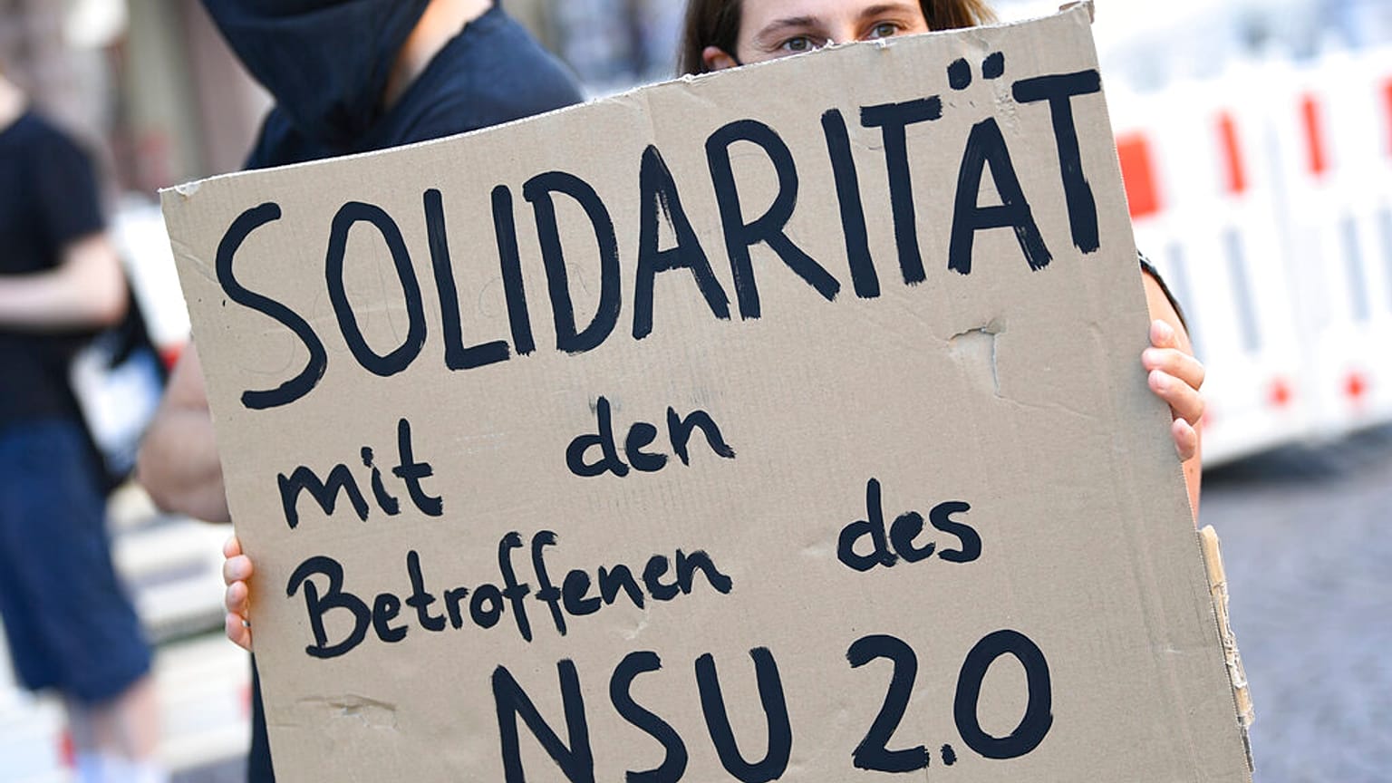 Demonstrantin mit Schild in Wiesbaden, 21.07.2020
