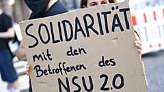 Demonstrantin mit Schild in Wiesbaden, 21.07.2020