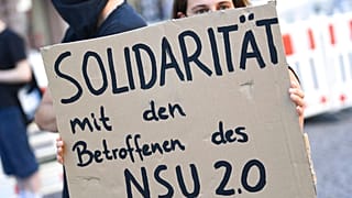 Demonstrantin mit Schild in Wiesbaden, 21.07.2020
