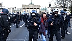 Polizei führt eine Demonstrantin ab (April 2021)