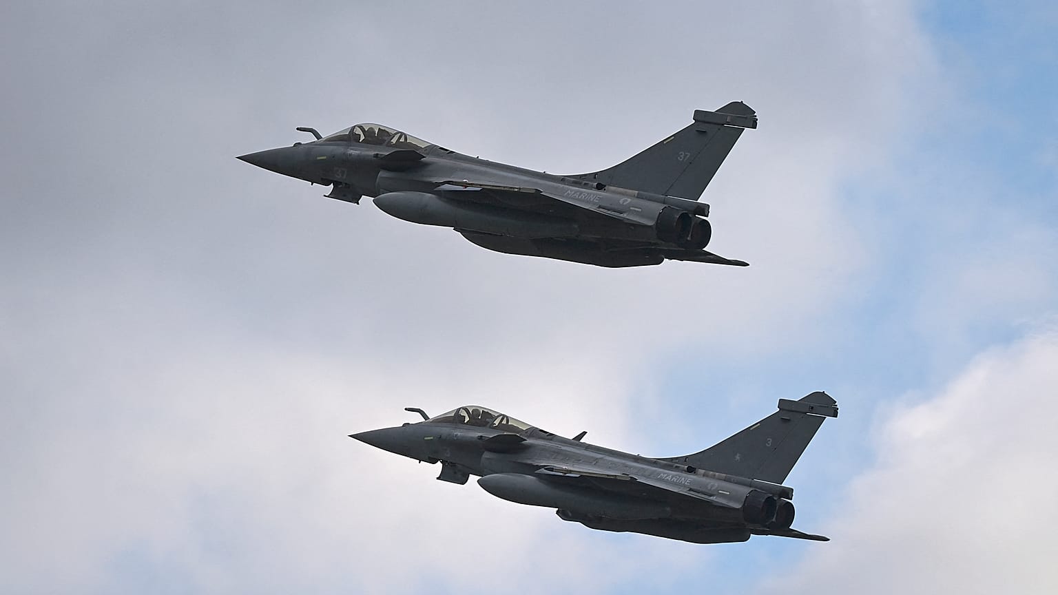 Deux avions de chasse Rafale en vol