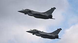 Deux avions de chasse Rafale en vol