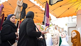 Fransa'da 'ayrılıkçılıkla mücadele' yasa tasarısı protesto ediliyor: "Elini başörtümden çek!" 