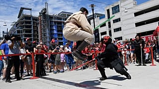 Rajongók nézik, ahogy Star Wars karakterek küzdenek egy washingtoni baseball-stadion előtt