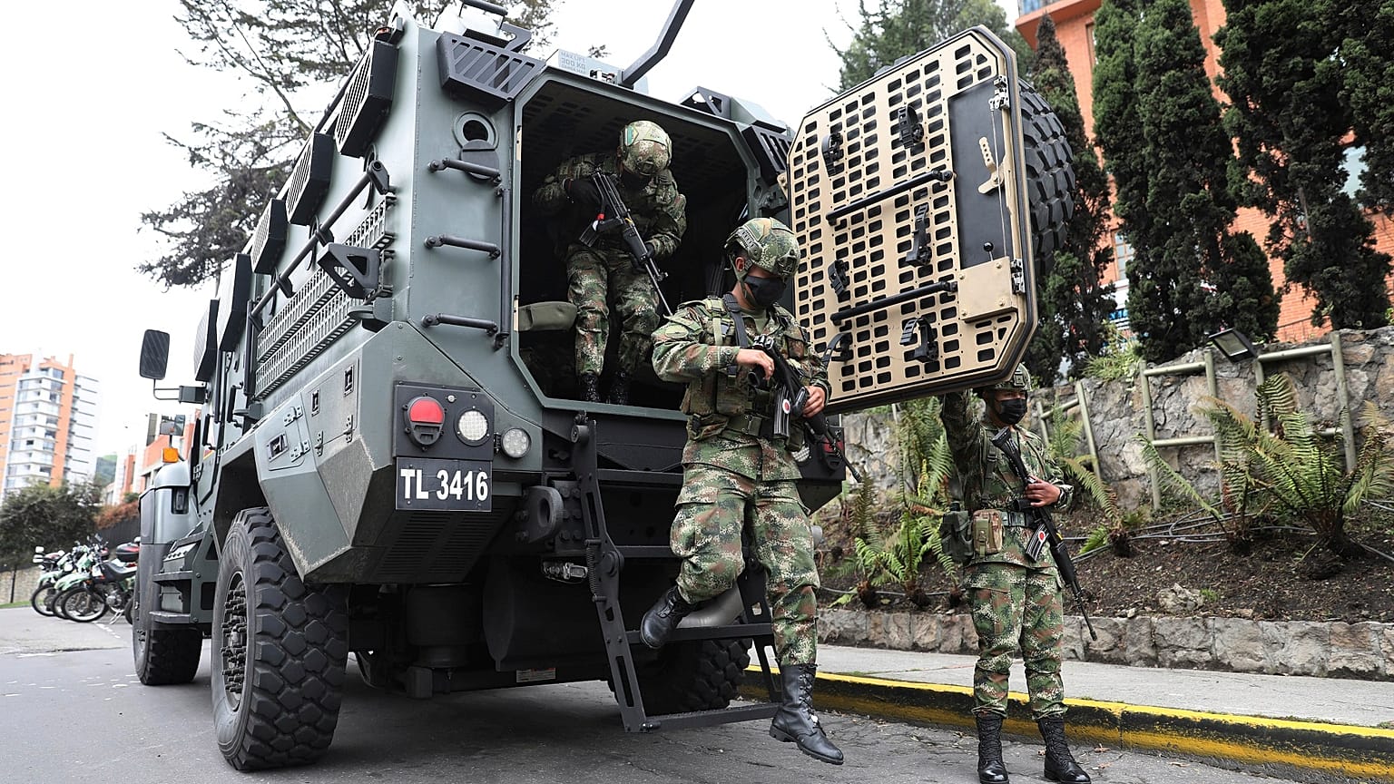 Militares descienden armados de un vehículo en Bogotá durante las protestas contra la Reforma Tributaria.