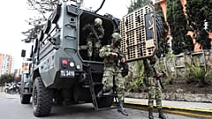 Militares descienden armados de un vehículo en Bogotá durante las protestas contra la Reforma Tributaria.