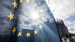 Una bandera de la UE ondea en la fachada del edificio del Parlamento Europeo en Estrasburgo, Francia, martes 26 de marzo de 2019.