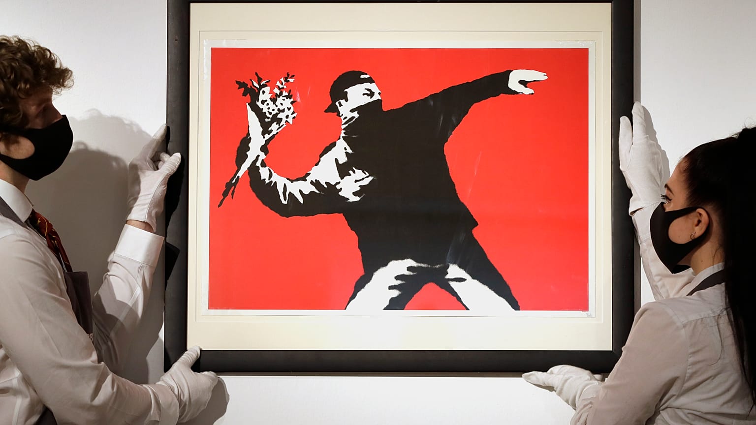 Banksy'nin 'Love is in the Air' adlı eserinin bir serigrafı