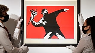 Banksy'nin 'Love is in the Air' adlı eserinin bir serigrafı
