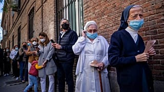 Schlangestehen vor den Regionalwahlen in Madrid in Spanien