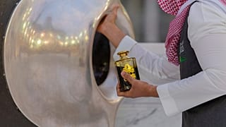 الحجر الأسود في الركن الشرقي من الكعبة في مكة. 2020/07/27
