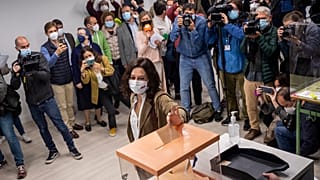La candidata del Partido Popular, Isabel Díaz Ayuso, vota en Madrid