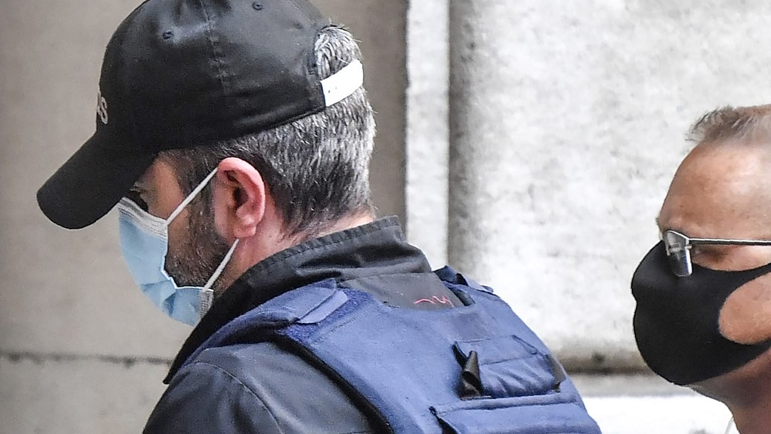Angeklagter Nordahl Lelandais (links) vor dem Gericht in Chambéry