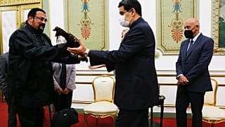 الرئيس الفنزويلي نيكولاس مادورو (في الوسط) وهو يستلم سيف ساموراي من الممثل الأمريكي ستيفن سيغال (إلى اليسار)