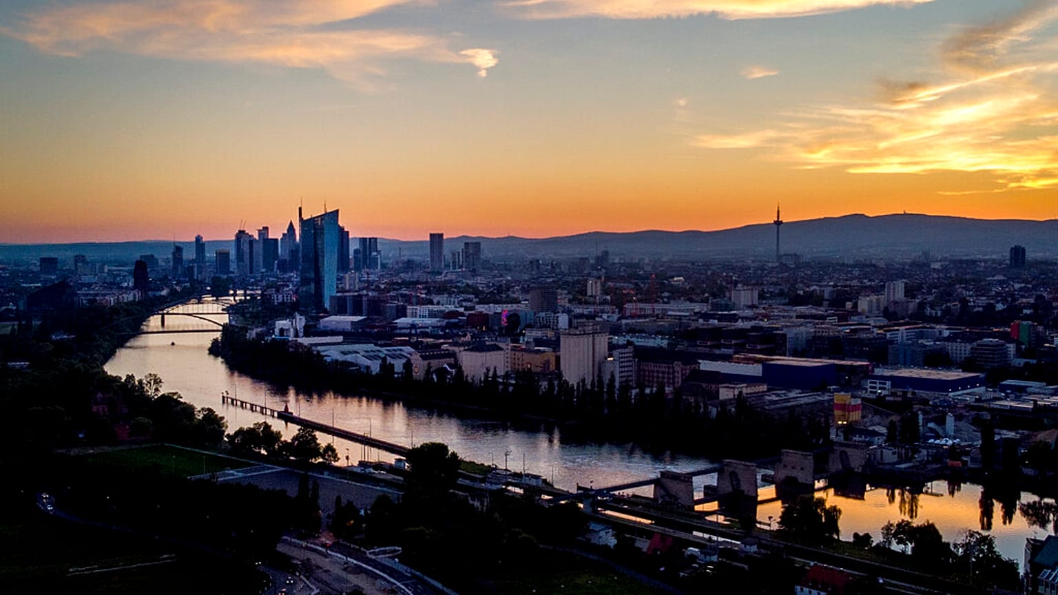 Frankfurt am Main - in einigen Städten in Hessen liegt die 7-Tage-Inzidenz wieder ein wenig höher