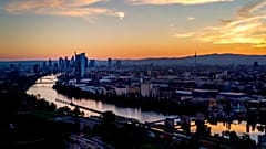 Frankfurt am Main - in einigen Städten in Hessen liegt die 7-Tage-Inzidenz wieder ein wenig höher