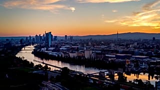 Frankfurt am Main - in einigen Städten in Hessen liegt die 7-Tage-Inzidenz wieder ein wenig höher