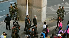Doğu Türkistan'ın başkenti Urumçi'de bir metro durağı çevresinde görev yapan Çinli paramiliter güçler (arşiv) 