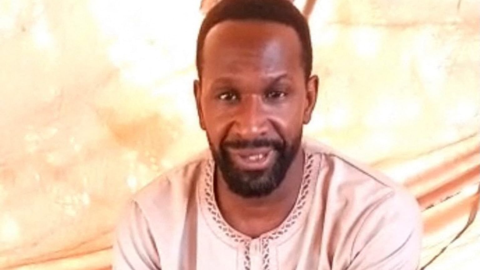 لقطة من الفيديو الصحفي الفرنسي المخطوف أوليفييه دوبوا