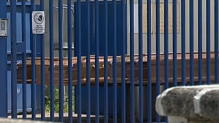 Le salme dei defunti in attesa di essere cremate o tumulate, in un cimitero di Roma