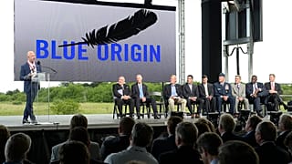 Blue Origin'in kurucusu iş insanı Jeff Bezos, şirketin açılışında konuşma yaparken