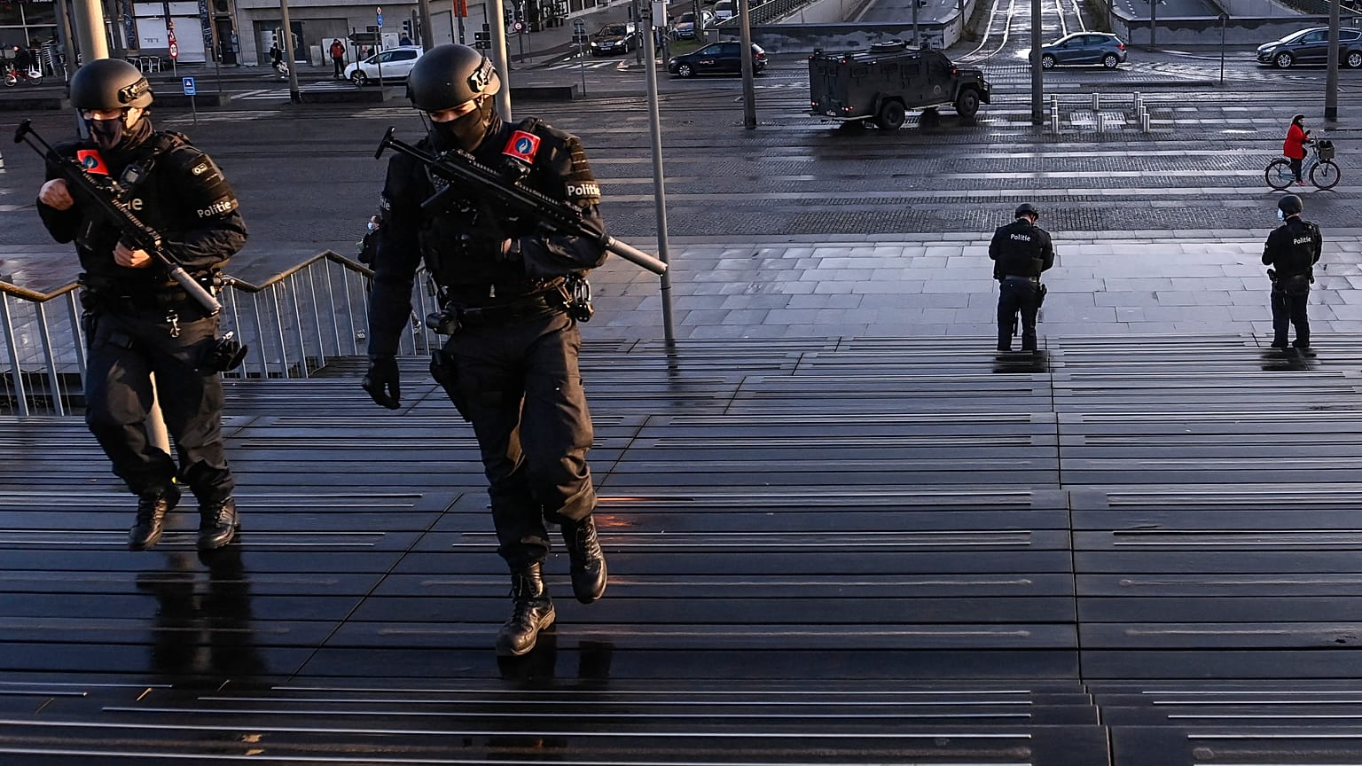 حراسة أمام محكمة أنتويرب الجنائية أثناء محاكمة أربعة أشخاص بينهم دبلوماسي إيراني. 