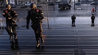 حراسة أمام محكمة أنتويرب الجنائية أثناء محاكمة أربعة أشخاص بينهم دبلوماسي إيراني. 