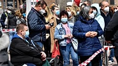 مئات الأشخاص ينتظرون للحصول على لقاح موديرنا في محطة تطعيم متنقلة في كولونيا ، ألمانيا ، يوم الاثنين 3 مايو 2021