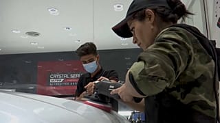 Maryam Roohani poliert Autos