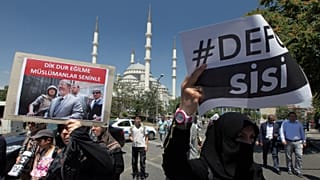 مسيرة تركية تدعم الرئيس المصري السابق محمد مرسي وتندد بالرئيس الحالي عبد الفتاح السيسي