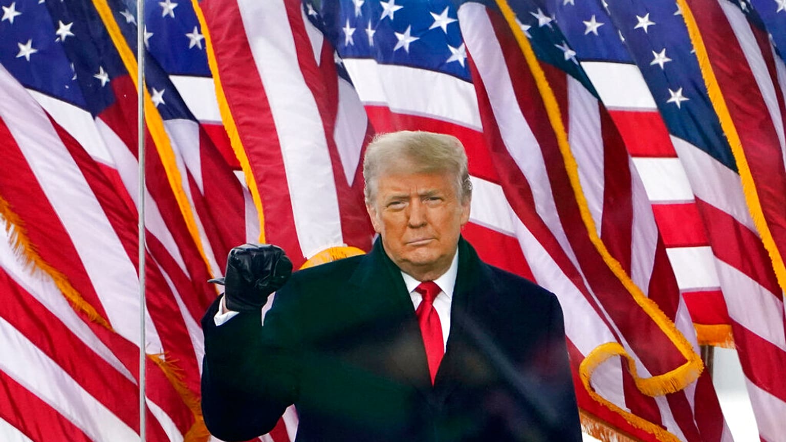 Donald Trump 2021 januárjában Washingtonban híveihez beszél. 