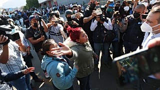 Una mujer exige información a las autoridades sobre el accidente de metro en México