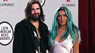 Karol G posa junto a Juanes a su llegada a los Latin American Music Awards el pasado 15 de abril en Sunrise, Florida.
