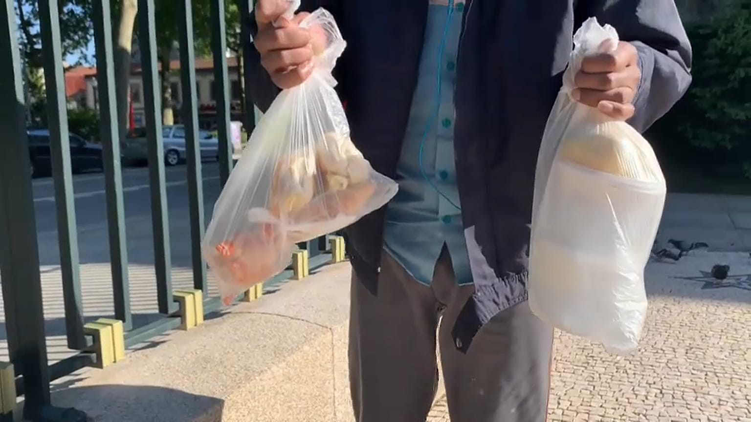 Homem mostra comida que recebeu numa igreja do centro do Porto