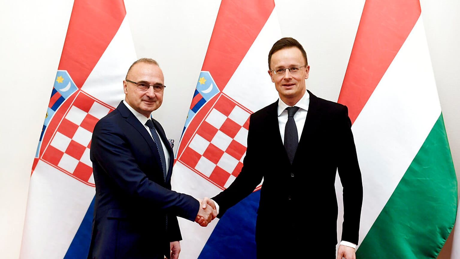Szijjártó Péter és a horvát külügyminiszter, Gordan Grlic Radman egy 2020-as találkozón kezet fognak. 