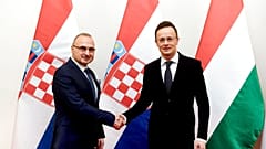 Szijjártó Péter és a horvát külügyminiszter, Gordan Grlic Radman egy 2020-as találkozón kezet fognak. 
