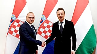 Szijjártó Péter és a horvát külügyminiszter, Gordan Grlic Radman egy 2020-as találkozón kezet fognak.