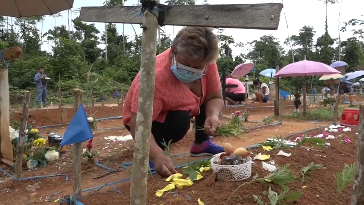 El cementerio improvisado en la selva a las afueras de Iquitos, Perú,  abril 2021