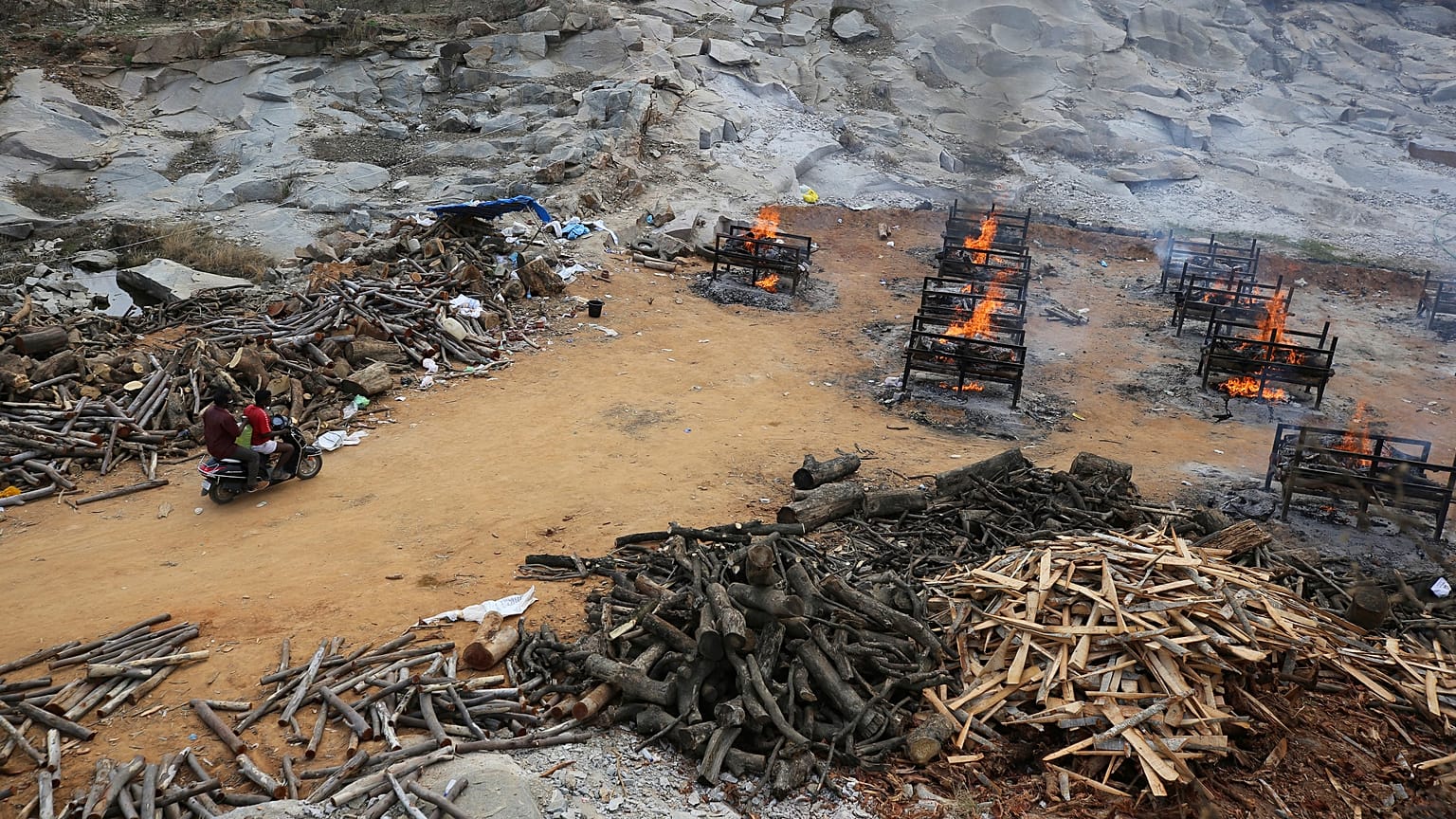 في إحدى المحارق في الهند 