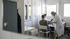 Kecskeméti férfit oltanak egy vakcina második adagjával 