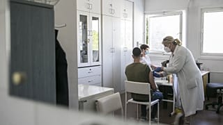 Kecskeméti férfit oltanak egy vakcina második adagjával