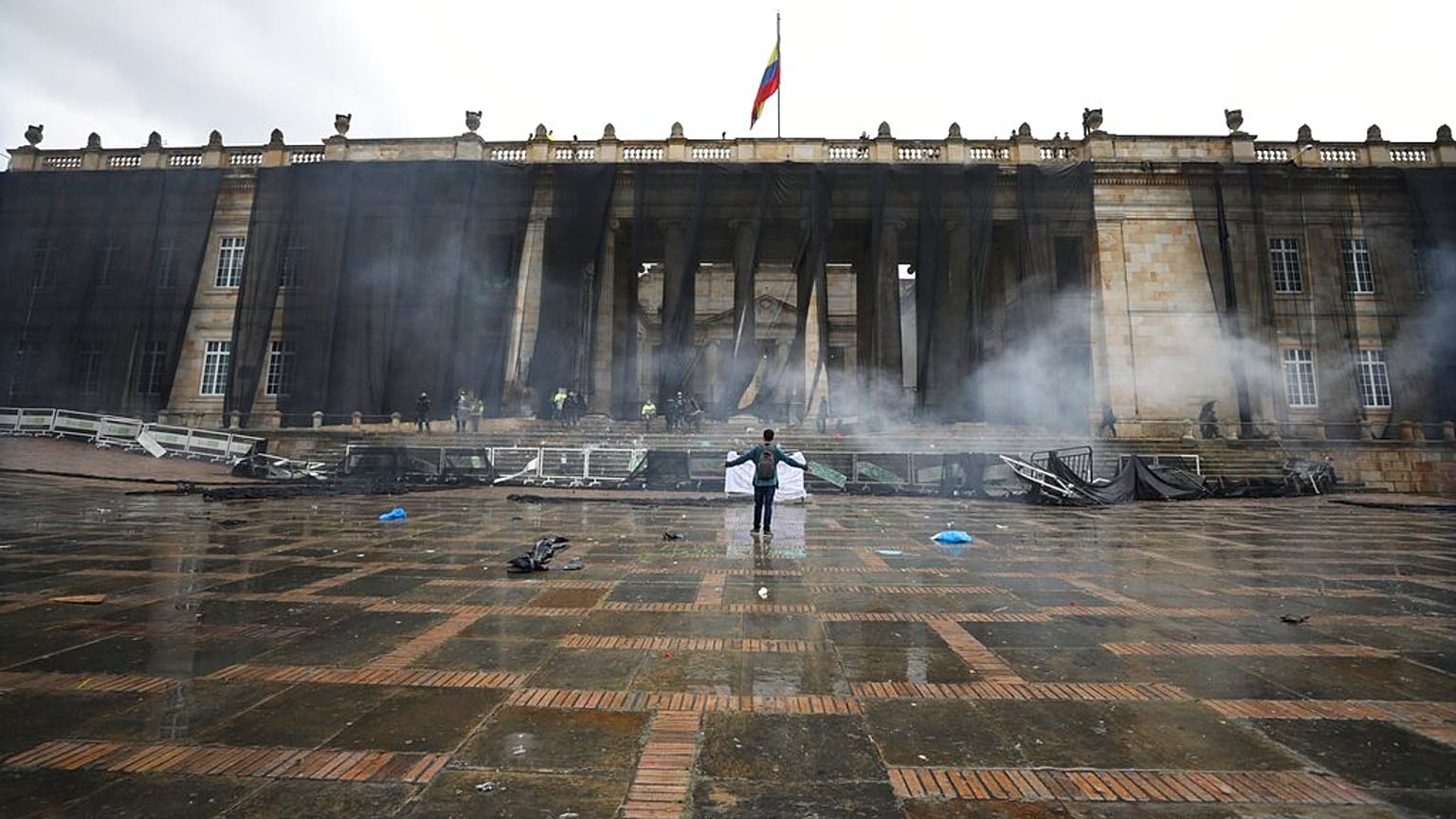 Un manifestante sostiene un cartel frente al Congreso de Colombia durante una protesta antigubernamental en Bogotá