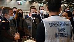 Emmanuel Macron, le président français, et son ministre de la Santé, Olivier Véran, en visite dans un centre de vaccination à Bobigny, le 6 mai 2021