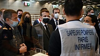 Emmanuel Macron, le président français, et son ministre de la Santé, Olivier Véran, en visite dans un centre de vaccination à Bobigny, le 6 mai 2021