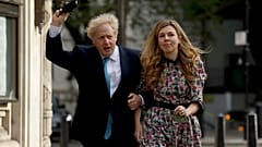 Boris Johnson und Gattin Carrie Symonds auf dem Weg zur Stimmabgabe im Londoner Stadtteil Westminster