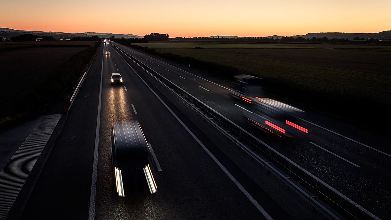 Archives : véhicules circulant sur une autoroute suisse près de Payerne (VD), le 25 août 2020 